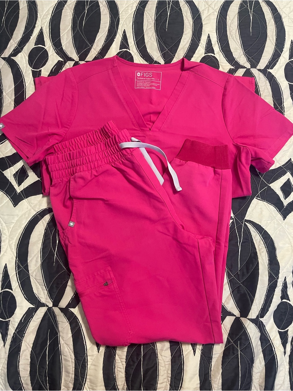 FIGS Pink Scrub Set – Casma Top & Zamora Jogger Pants – Large – PO#1874